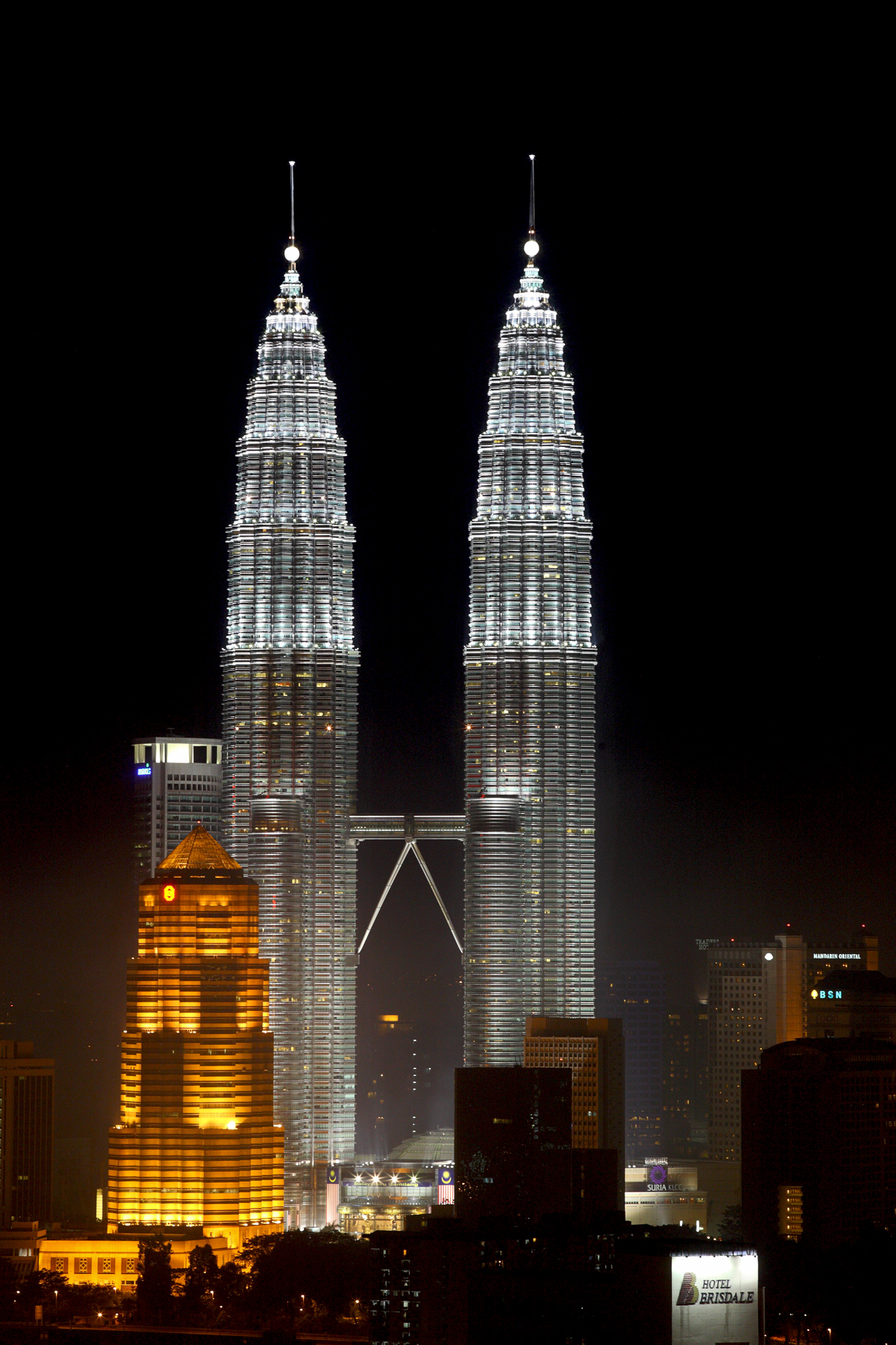 Malezja, Petronas Towers - fotografia nocna - architektura współczesna