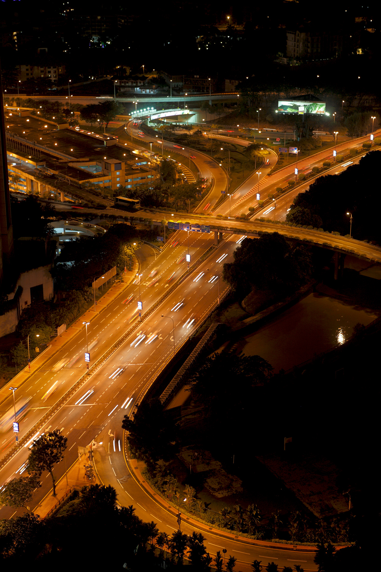 Kuala Lumpur, wezeł drogowy - fotografia nocna - architektura współczesna
