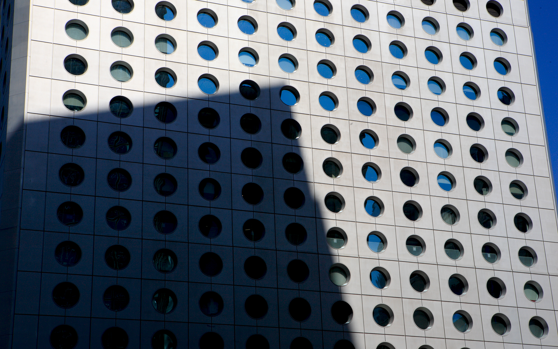 Hong Kong, budynek biurowy, fasada - fotografia - architektura współczesna