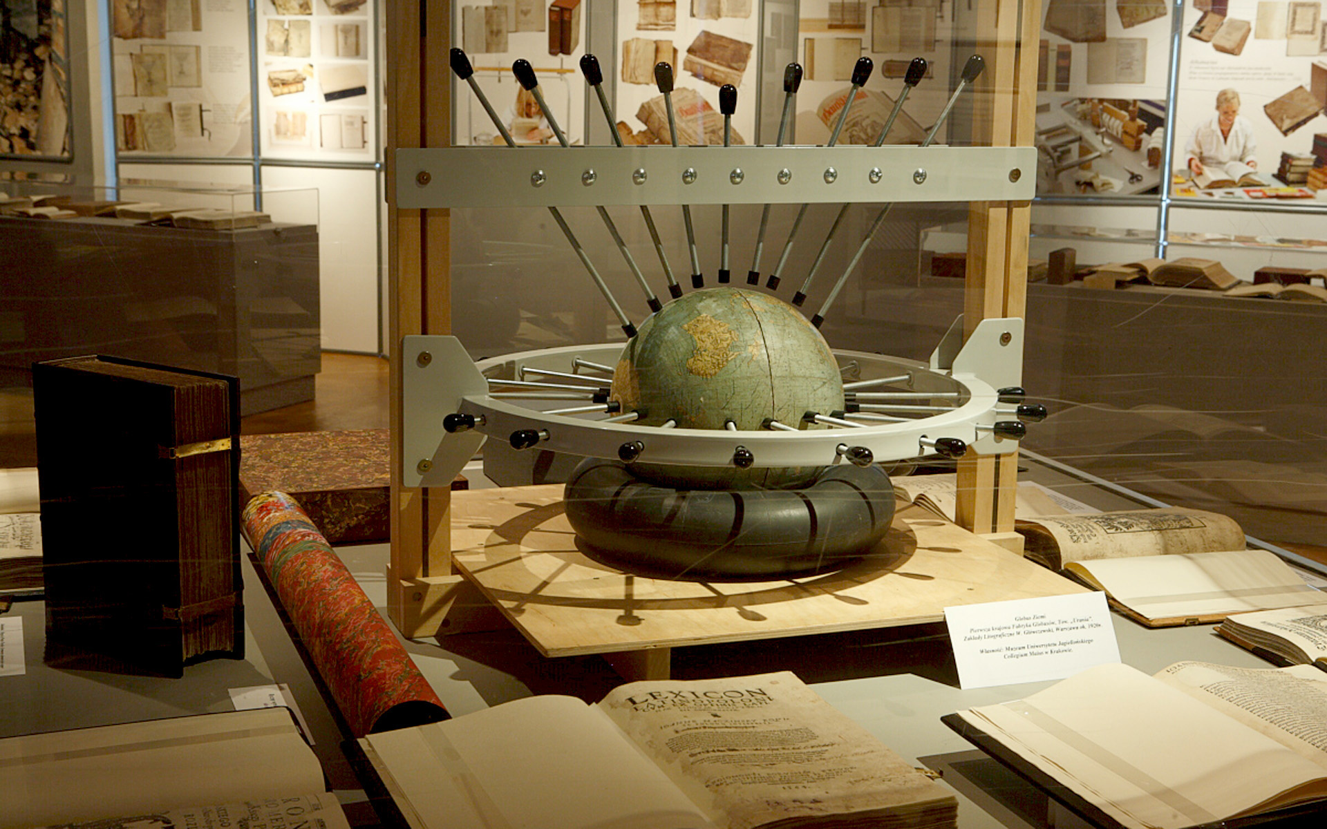 konserwacja, zabytkowy globus - fotografia, muzea, obiekty muzealne